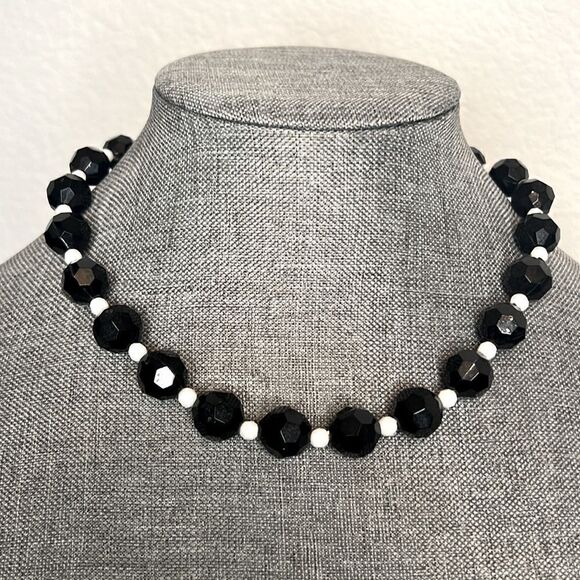 Vintage Style Black and White Beaded Necklace - Picture 3 of 4